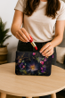 Kosmetyczka Filcowa Pocket Maura Antracyt 24×15 cm – Stylowa, Wygodna i z Nadrukiem | Bertoni - 7